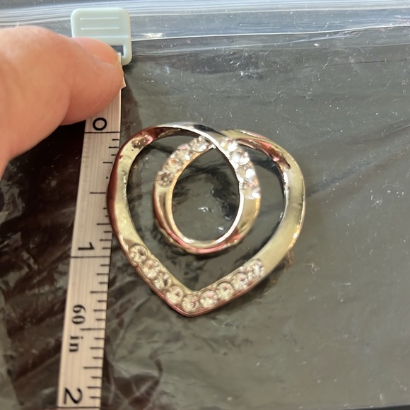 SCARF RINGS (2) NWOT GOLD & SILVER HEART SHAPED WITH RHINESTONES - Picture 4 of 8